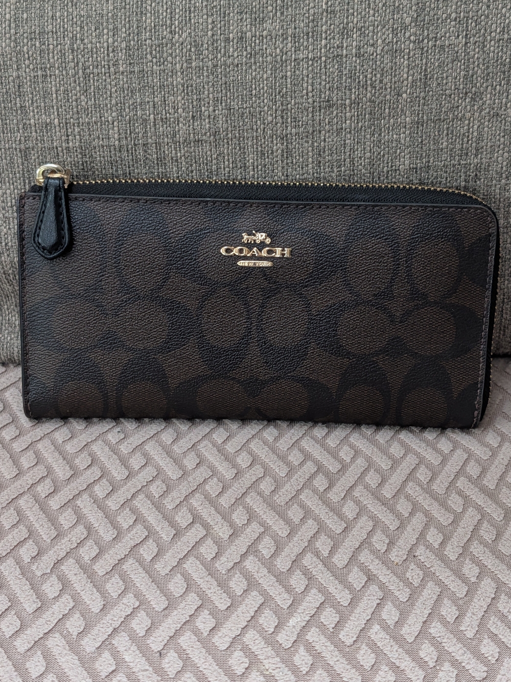 Coach Men's Signature Zip Wallet - Brown